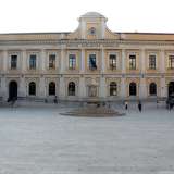 ...si presenta con una forma a �C� con corte interna. I suoi due livelli sono scanditi da paraste nel piano inferiore e semicolonnine tuscaniche su quello superiore, mentre sulla sommit� il fastigio � completato da uno degli otto antichi orologi da torre di Bari